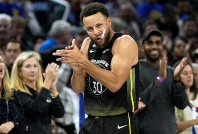 Curry dazzles in Warriors win, Lakers fall to Kings