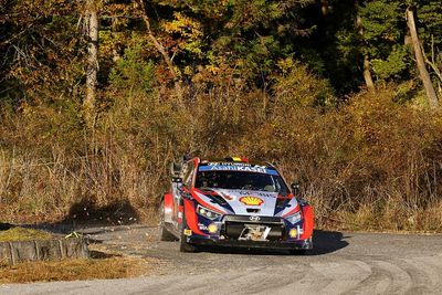 WRC Japan: Neuville overhauls Evans to take lead into final day