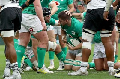 Timoney scores brace of tries as Ireland beat 14-man Fiji