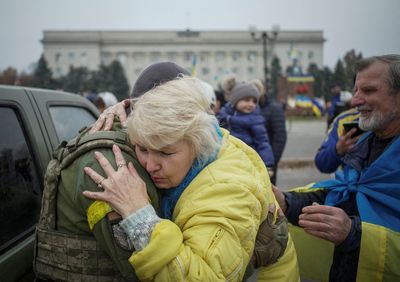Ukraine troops greeted with flowers in Kherson after Russian retreat