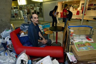 Iranian who inspired "The Terminal" dies at Paris airport