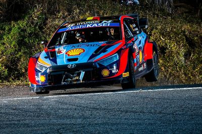 WRC Japan: Neuville on course for victory after Evans puncture