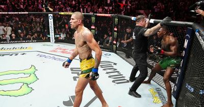 Alex Pereira KOs Israel Adesanya to win middleweight title at UFC 281