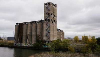 Speak up for the Chicago River: Don’t sell Damen Silos site to asphalt plant owner
