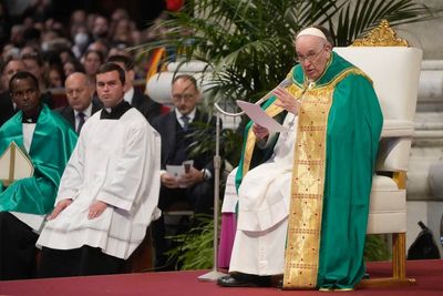 Pope denounces 'sirens of populism' as he marks day for poor