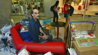 Stateless man trapped in Paris airport for 18 years dies in terminal