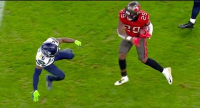 Bucs RB Rachaad White absolutely tossed Seahawks DB Quandre Diggs and NFL fans loved it