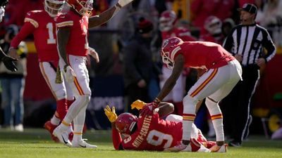 Chiefs’ JuJu Smith-Schuster Leaves Game With Head Injury