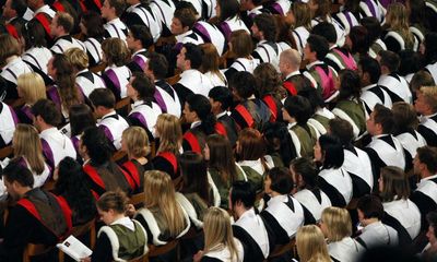 Minority ethnic Britons’ educational success not reflected in pay, study finds