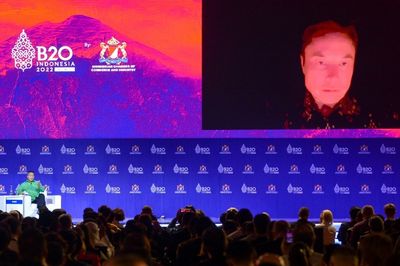 Musk sees aliens, tunnels in a candlelit G20 vision of the future