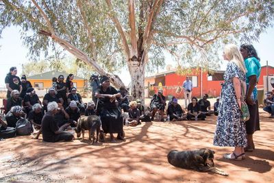 Yuendumu community greets coroner investigating death of Kumanjayi Walker with ceremony, song and sorrow