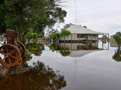 Vic flood threat continues