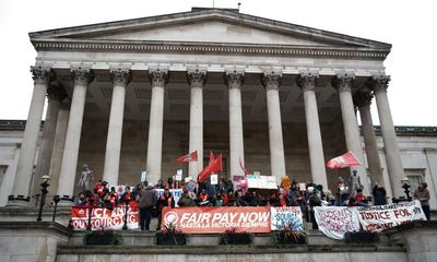 University College London security staff begin strike over pay
