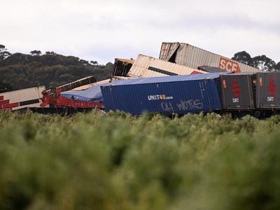 Work starts to clear Geelong derailment