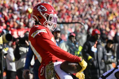 This video of Kadarius Toney amazingly adjusting his gloves before catching a Patrick Mahomes pass is too cool