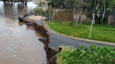 Forbes floodwaters rise faster than forecast as NSW premier warns little rain needed to spark floods — as it happened