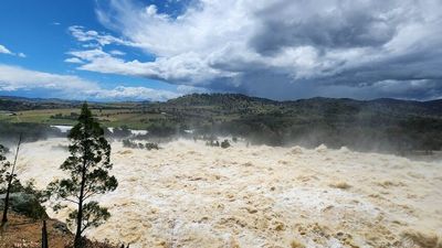 NSW flood disaster response declared largest ever, as international volunteers arrive to help