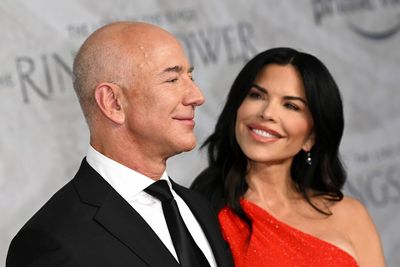 Jeff Bezos’ girlfriend says she’s headed to space sometime next year, but not with him