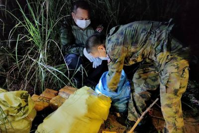 Sacks of meth pills seized on Mekong bank