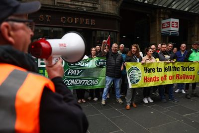 UK unemployment rises to 3.6 per cent as recession looms