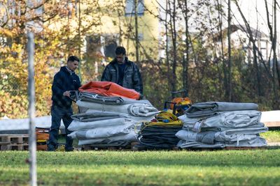 In asylum dispute, Austrian mayor takes down migrant tents