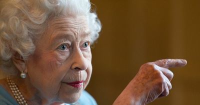 Queen told celeb photographer she 'didn't like her hands' and refused to pose