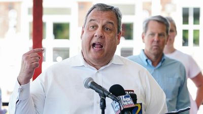 Christie receives huge ovation after bashing Trump at GOP governor meeting