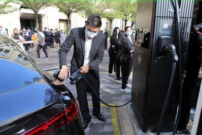 PM promotes EVs on eve of Apec summit