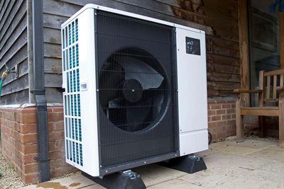 UK could have slashed gas use with higher rates of heat pumps, analysis finds