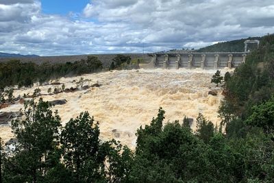 Flash floods sweep away houses, cars in Australian town