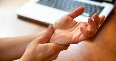 Warning to people who suffer from joint pain in their fingers