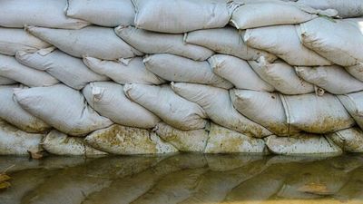 Nearly 1,000 sandbags stolen from Mildura SES as floodwaters prompt evacuation warning