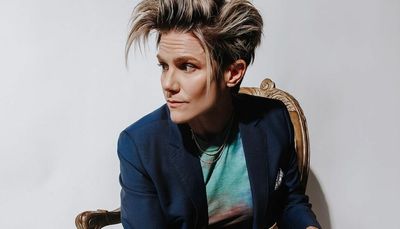 As her star rises, Cameron Esposito makes it ‘a priority’ to return to Chicago, where it all started