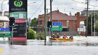 NSW floods updates: Authorities hopeful Lachlan River has peaked at Forbes as new evacuation orders issued in Condobolin — as it happened