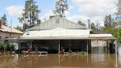Worst flood on record inundates homes at Condobolin, Lachlan River thought to have peaked at Forbes