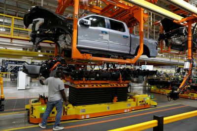 Auto Makers Shift to Lower-Cost Batteries for Electric Vehicles