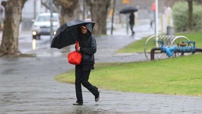 Western Australia braces for unseasonal cold spring weather as front moves across state