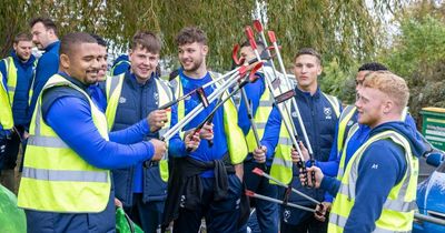 Bristol Bears rugby stars get litter picking on Horfield Common