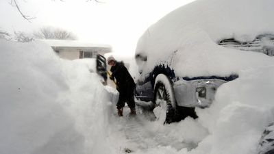 Unusual weather pattern brings "crippling" snow to New York, cold temperatures across U.S.