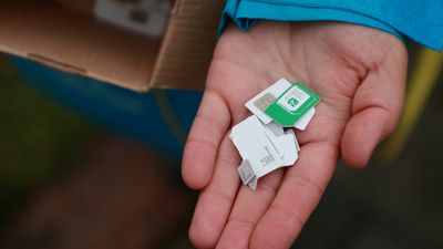 Kherson residents ditch Russian SIM cards for Ukrainian ones