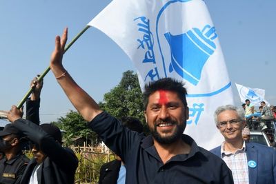 Upstarts challenge elderly political elite in Nepal election