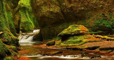 The story of creepy Devil's Pulpit rock and 'blood-red' river that featured in Outlander