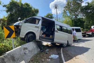 12 hurt when vans crash at Phu Thap Boek