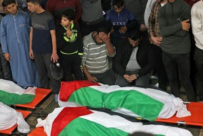 Thousands mourn Palestinian fire victims in Gaza