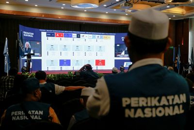 Malaysia faces hung parliament in tight election race