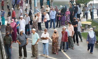 Malaysia elections: opposition takes narrow early lead