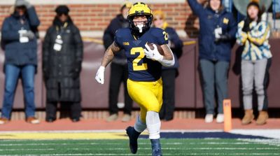 Michigan RB Corum Exits Game With Apparent Knee Injury