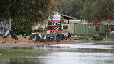 NSW floods: Focus shifts to Condobolin and Euabalong as Forbes flood level recedes