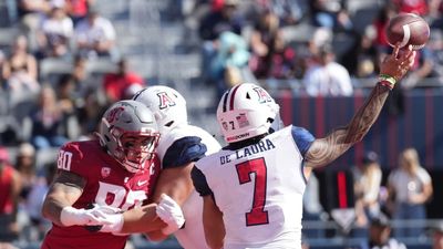 Arizona Players Shove Each Other After Offensive Play vs. Washington State