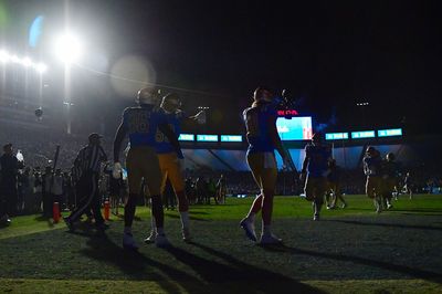 USC, UCLA trading touchdowns in wild game at Rose Bowl
